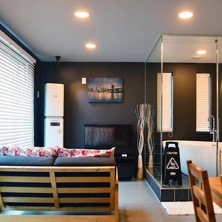 Penatess Pool Villa Chungju Luaran gambar