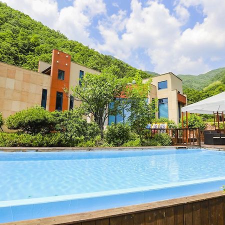Penatess Pool Villa Chungju Luaran gambar