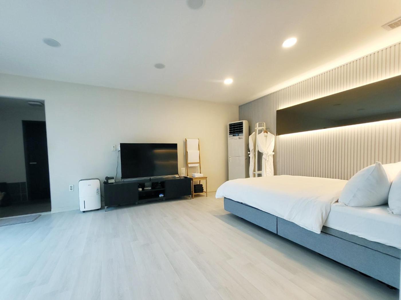 Penatess Pool Villa Chungju Luaran gambar
